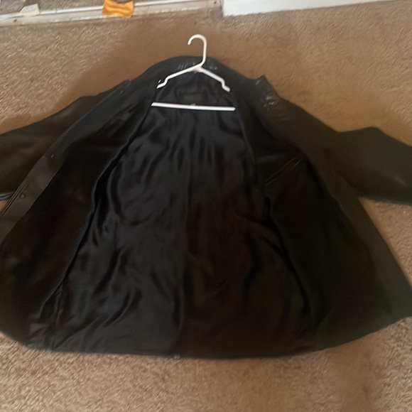 Black leatherjacket. Interior pockets and all buttons in great condition - Picture 3 of 3